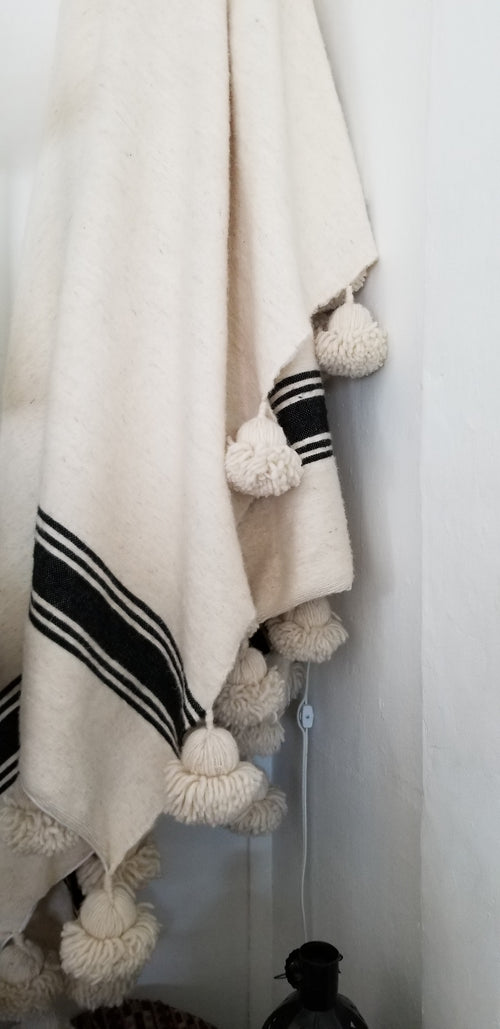 Blanket wool pom pom creme w/ black stripe