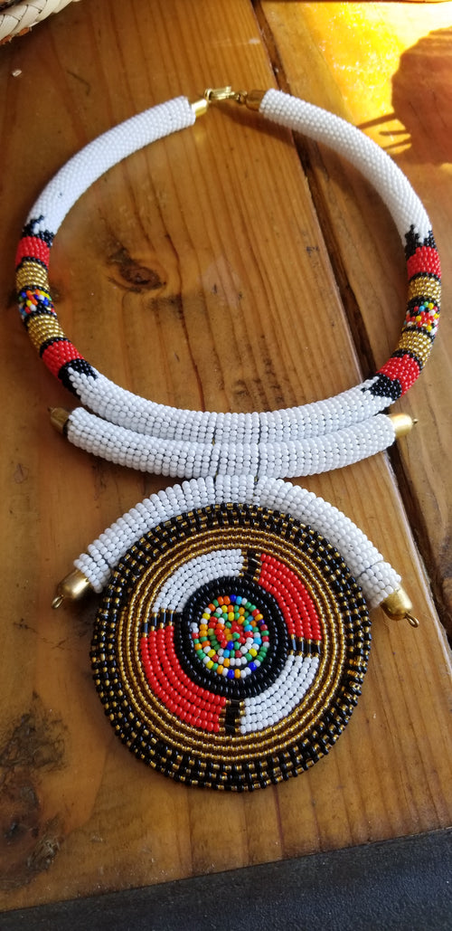 Necklace Kenya white beaded w circle